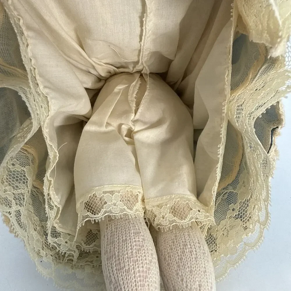 Nicole 1988 The Hamilton Collection Reproduction Doll in blue Numbered + Stand